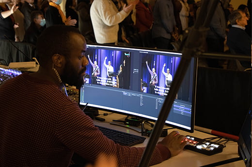 Homme qui s'occupe des caméras vidéos de l'église