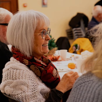 Femme âgée de l'église