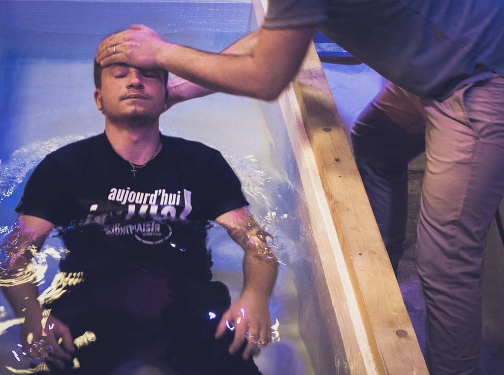 Homme prêt à se faire baptiser